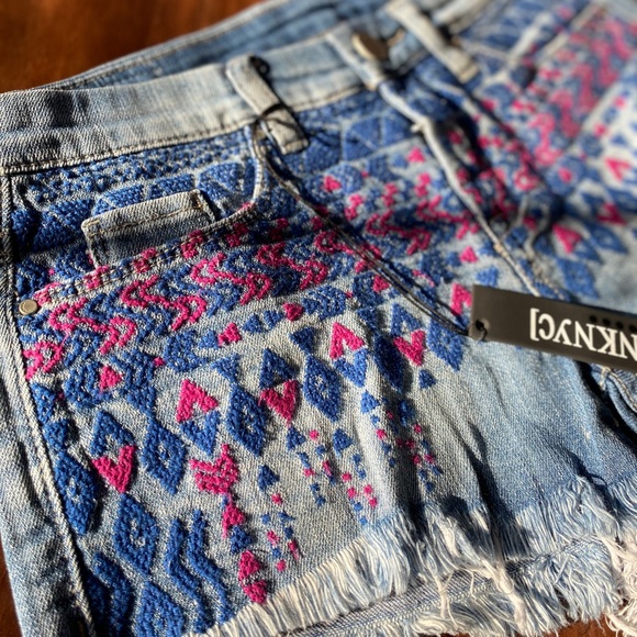 ✨BlankNYC Little Queenie Embroidered Jean Shorts - Picture 3 of 6